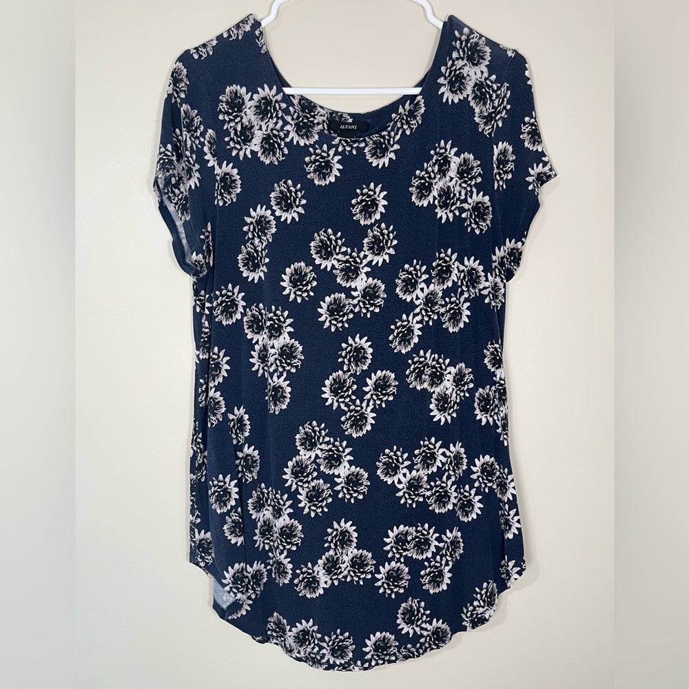 Alfani Navy and White Floral Short Sleeve Top Women’s Size L